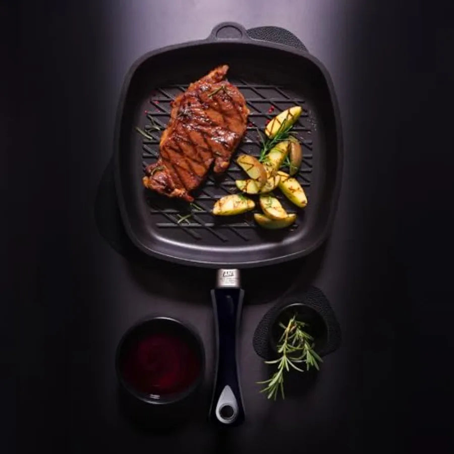 Poêle à frire carrée AMT Gastroguss The Worlds avec base grill en forme de losange pour induction 28 x 28 cm, hauteur 5 cm, aluminium moulé sous pression l'atelier des ustensiles