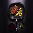 Poêle à frire carrée AMT Gastroguss The Worlds avec base grill en forme de losange pour induction 28 x 28 cm, hauteur 5 cm, aluminium moulé sous pression l'atelier des ustensiles