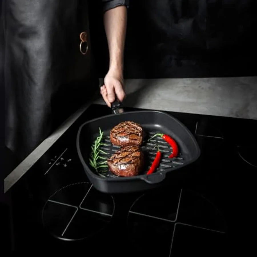 Poêle à frire carrée AMT Gastroguss The Worlds avec base grill en forme de losange pour induction 28 x 28 cm, hauteur 5 cm, aluminium moulé sous pression l'atelier des ustensiles