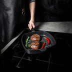 Poêle à frire carrée AMT Gastroguss The Worlds avec base grill en forme de losange pour induction 28 x 28 cm, hauteur 5 cm, aluminium moulé sous pression l'atelier des ustensiles